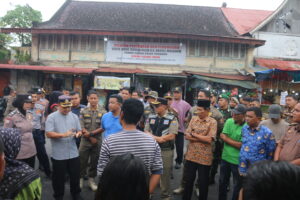 Satpol PP Kota Pariaman Tertibkan Pedagang Buah di Area Parkir, Dipindahkan ke Pasar Rakyat Pariaman