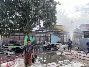 Kebakaran Hebat Melanda 10 Rumah Kontrakan dan 3 Motor di Pariaman
